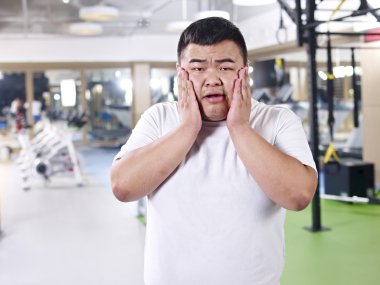 spor salonunda kilolu adam