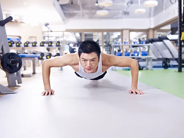 Man melakukan push-up — Stok Foto