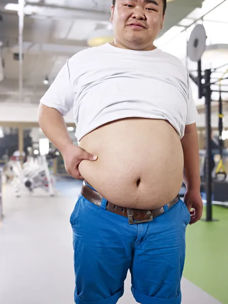 Obézní muž v tělocvičně — Stock fotografie