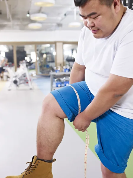 Obézní muž v tělocvičně — Stock fotografie