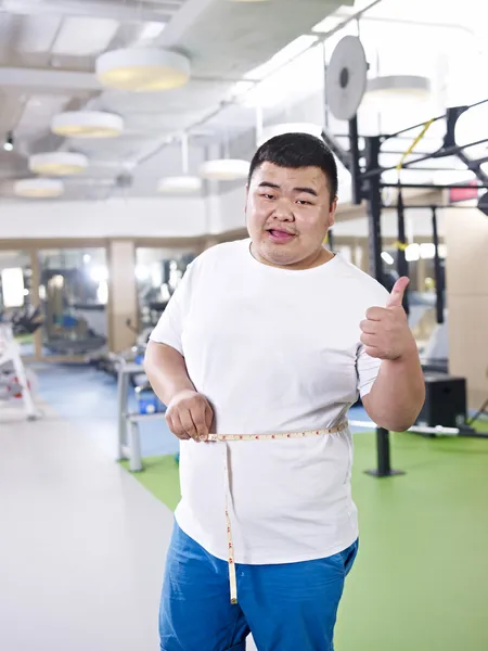 Hombre con sobrepeso en el gimnasio — Foto de Stock