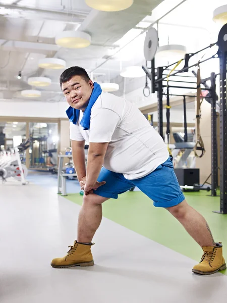 Избыточный вес человека упражнения — стоковое фото