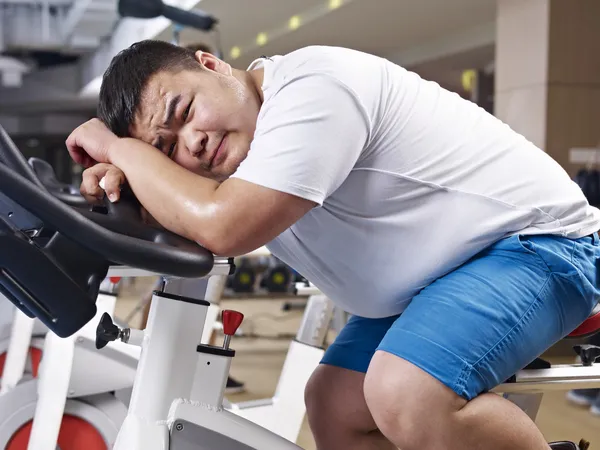 Hombre con sobrepeso haciendo ejercicio — Foto de Stock