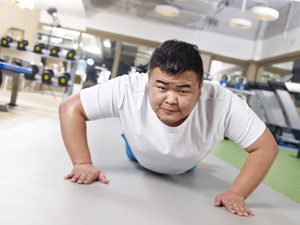 Obézní muž, cvičení — Stock fotografie