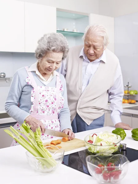 Senioren paar in keuken — Stockfoto
