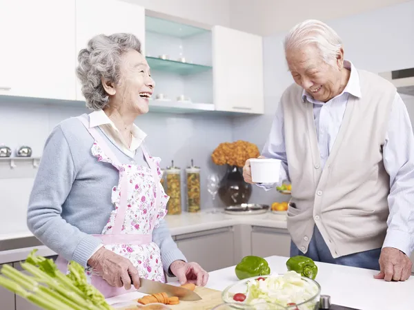 Пожилая пара на кухне — стоковое фото
