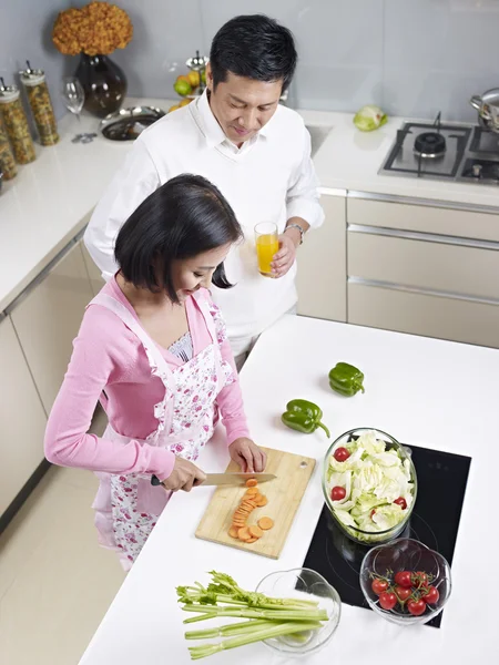 Asian couple in kitchen — Stock Photo, Image