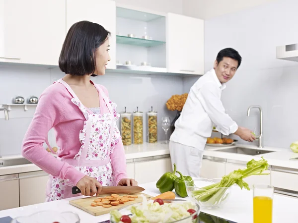 Asian couple in kitchen — Stock Photo, Image