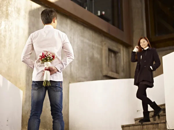 Joven hombre y mujer enamorados —  Fotos de Stock