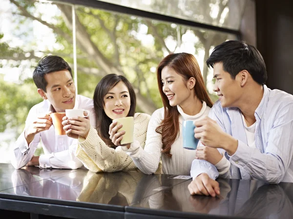 Incontro di amici nel caffè — Foto Stock