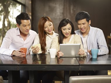 arkadaşlar bir kafede, toplama