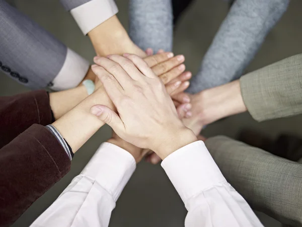Equipe de negócios unindo as mãos — Fotografia de Stock