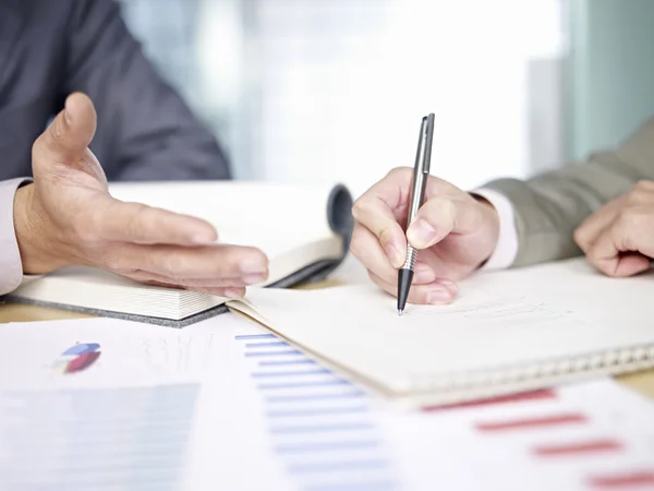 Gente de negocios revisando el rendimiento de ventas — Foto de Stock