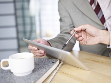 iş adamları tablet bilgisayar kullanıyor