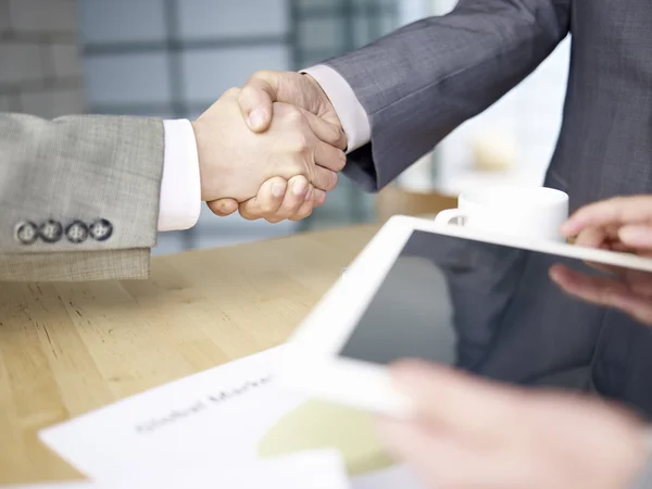 Business people shaking hands — Stock Photo, Image