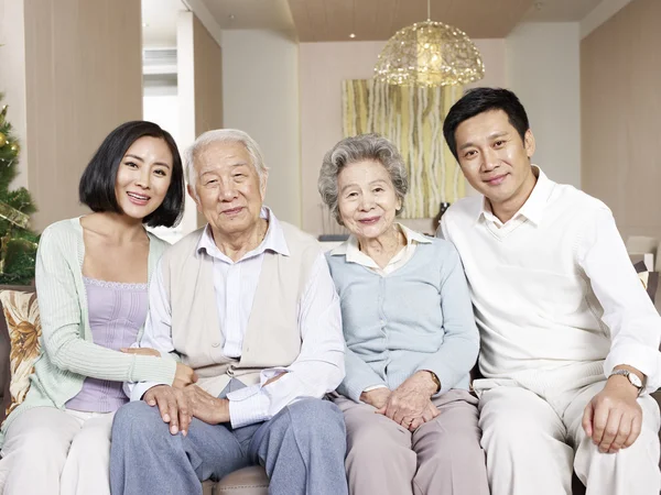 Famiglia asiatica — Foto Stock