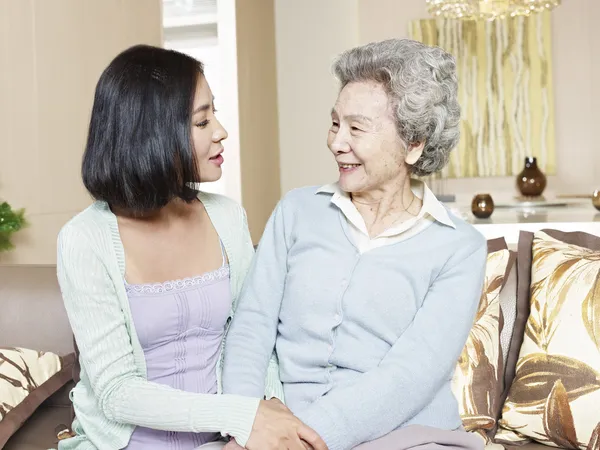 Senior madre e adulto figlia — Foto Stock