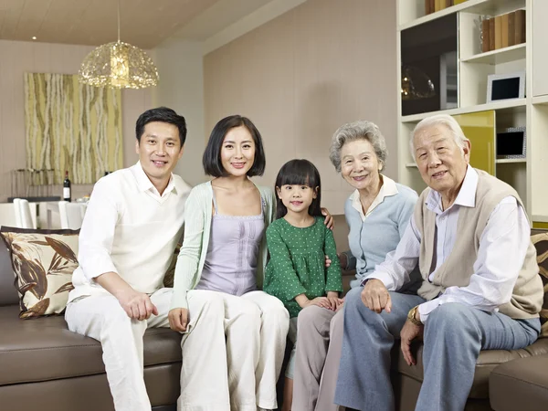 Χαρούμενη ασιατική οικογένεια — Φωτογραφία Αρχείου