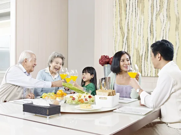 Gelukkig aziatisch familie — Stockfoto