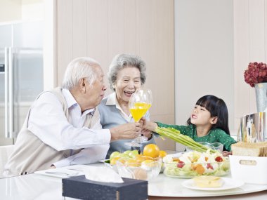 Mutlu Asyalı aile