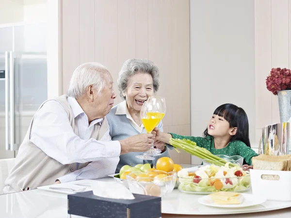 Gelukkig aziatisch familie — Stockfoto