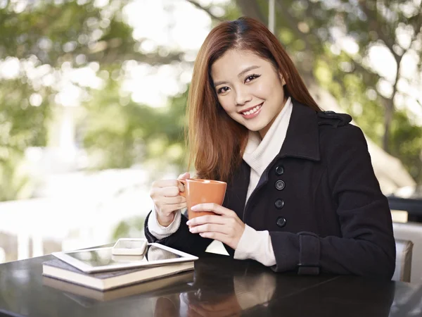 Mujer joven en la cafetería — Foto de Stock