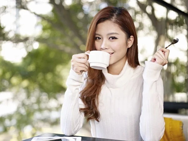 年轻女子喝咖啡 — 图库照片