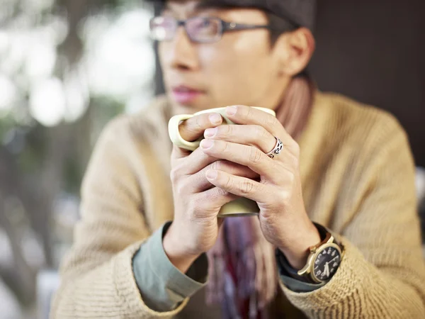 Man met koffiebeker — Stockfoto