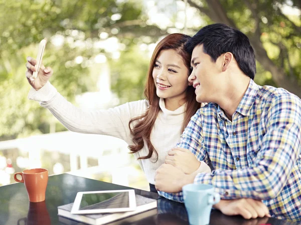 Facendo selfie — Foto Stock