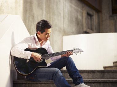 Genç gitarist
