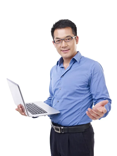 Asiatico uomo con laptop — Foto Stock