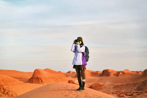Asiatique Femme Photographe Debout Dans National Géologique Parc Prendre Une — Photo