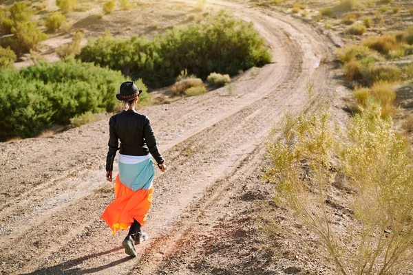 Vue Arrière Une Belle Femme Asiatique Marchant Sur Route Terre — Photo