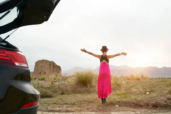 Rückansicht Junge Asiatische Autofahrerin Rotem Kleid Genießt Das Morgensonnenlicht Auf — Stockfoto