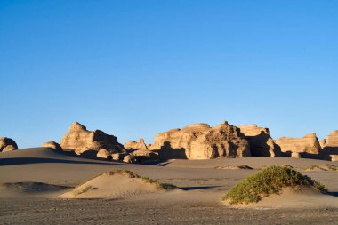 Dunhuang, Gansu vilayeti, Çin yakınlarındaki milli jeoloji parkındaki yardang arazilerinin manzarası