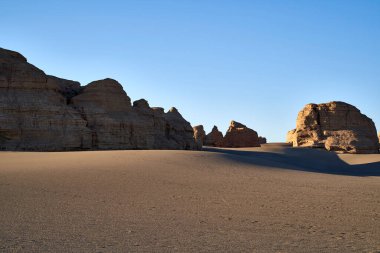 Dunhuang, Gansu vilayeti, Çin yakınlarındaki milli jeoloji parkındaki yardang arazilerinin manzarası
