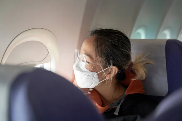 Mulher Asiática Passageira Sentada Cabine Avião Vestindo Máscara Facial Olhando — Fotografia de Stock