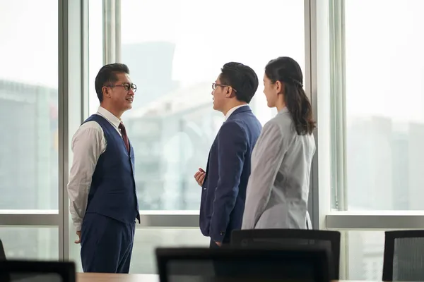 Trois Asiatiques Gens Affaires Hommes Femme Debout Parler Devant Fenêtre — Photo