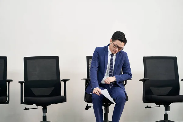 Joven Asiático Hombre Empleo Aspirante Sentado Silla Con Cabeza Abajo —  Fotos de Stock