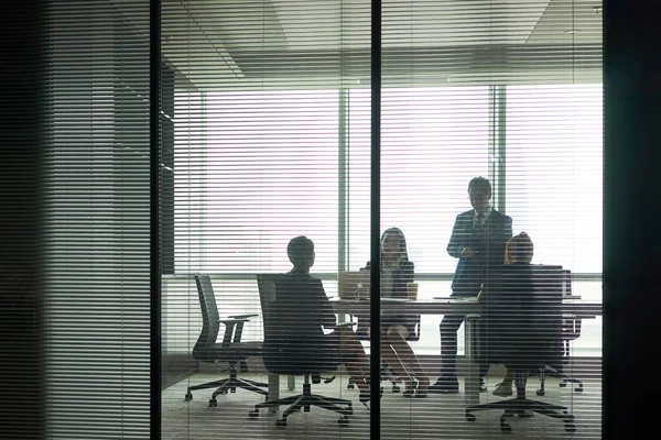 Través Del Vidrio Grupo Gente Negocios Que Reúne Sala Conferencias — Foto de Stock