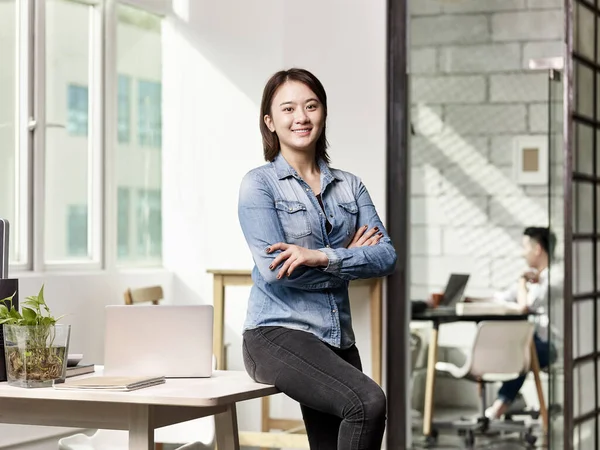 Portrait Young Asian Business Woman Looking Camera Smiling Arms Crossed — Stockfoto