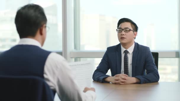 Молодой Азиатский Бизнесмен Дает Интервью Менеджеру Офисе Современной Корпорации Масштабируясь — стоковое видео