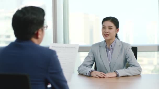Muda Asia Bisnis Wanita Eksekutif Perusahaan Sedang Diwawancarai Oleh Manajer — Stok Video