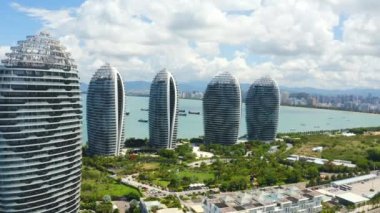 Sanya Phoenix Adası Oteli ve Resorts 'un arka planında Sanya şehri manzarası var.
