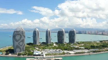 Sanya Phoenix Adası Oteli ve Resorts 'un arka planında Sanya şehri manzarası var.