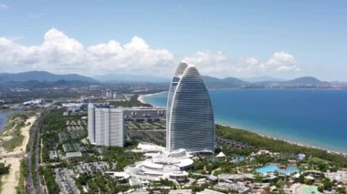 Sanya, Hainan, Çin - 7 Ağustos 2020: Sanya, Hainan, Çin 'deki Güney Çin Denizi kıyısındaki Atlantis Hotel' in havadan görüntüsü