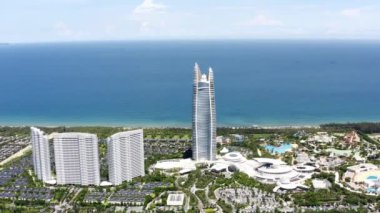 Sanya, Hainan, Çin - 7 Ağustos 2020: Sanya, Hainan, Çin 'deki Güney Çin Denizi kıyısındaki Atlantis Hotel' in havadan görüntüsü