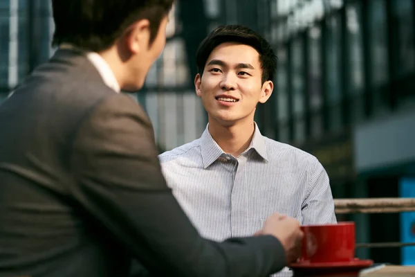 Twee Aziatische Zakenmensen Bespreken Zaken Een Outdoor Coffeeshop — Stockfoto