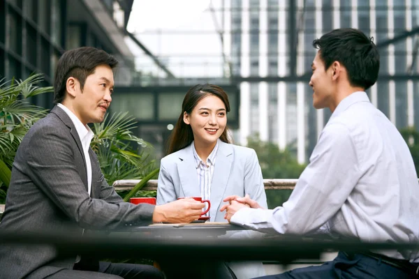 Tre Asiatiske Forretningsfolk Som Diskuterer Forretninger Utendørs Kaffebilder – stockfoto