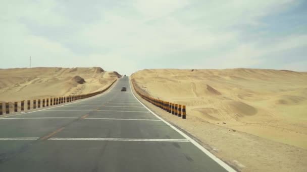 行驶在中国青海戈壁沙漠公路上的汽车 — 图库视频影像